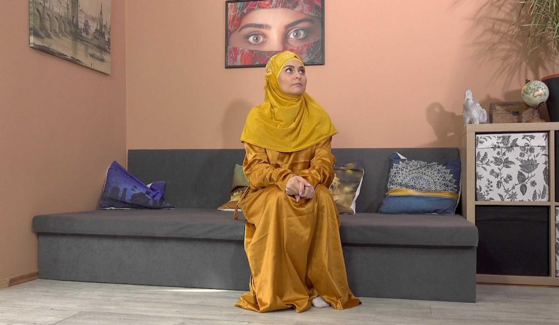 Horny friends want threesome with babe in hijab