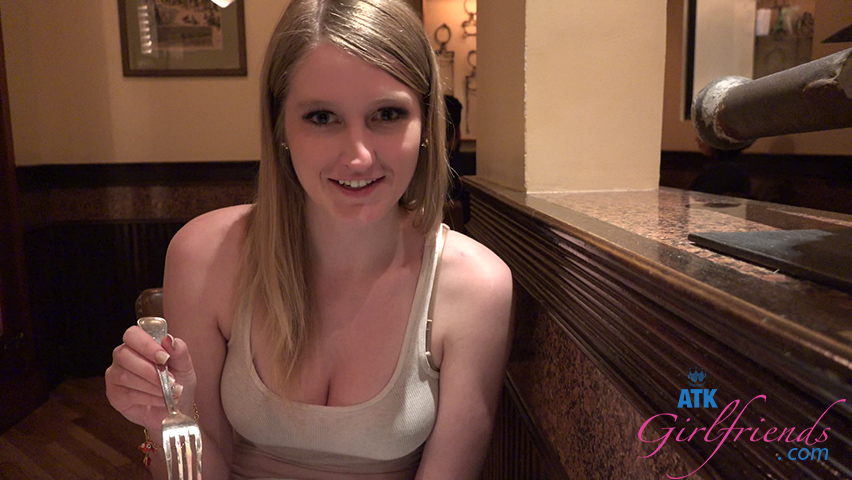 Summer Made It to Vegas and After Dinner She Bathes in Front of You