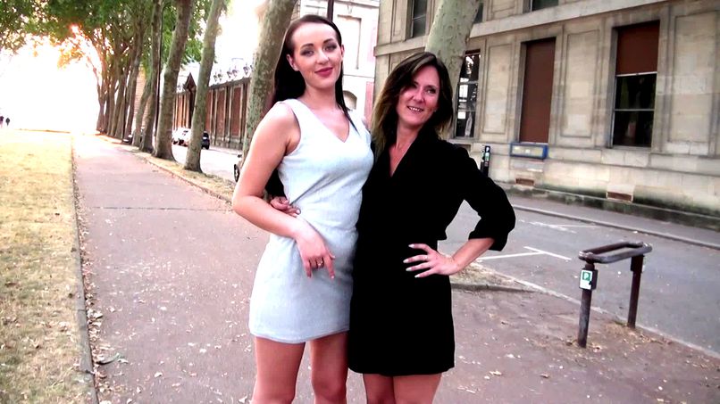 Lilith and Carolina have fun at Versailles!