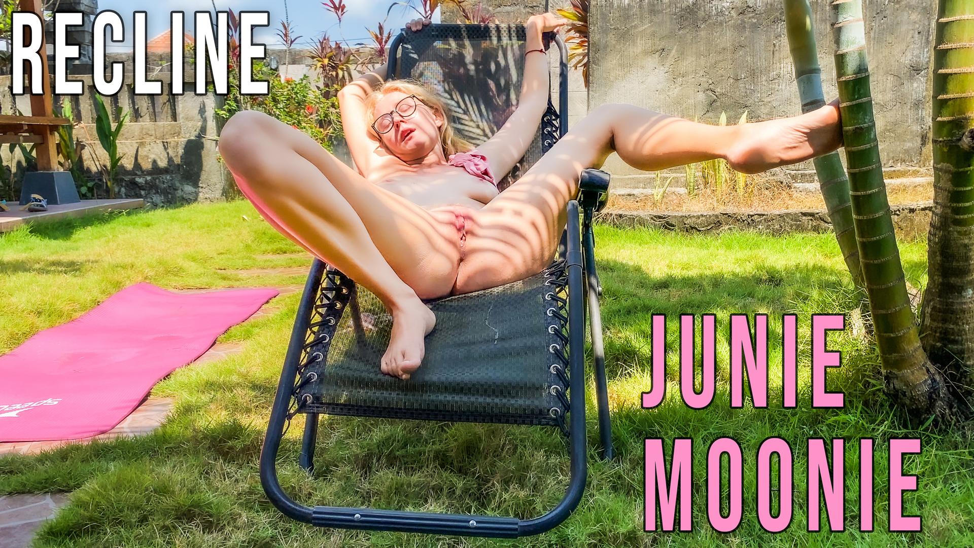 Junie Moonie - Recline