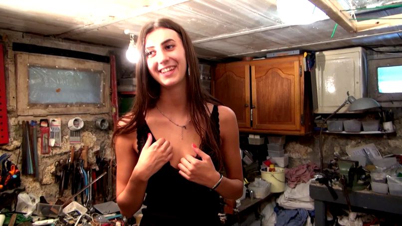 Lina, 18, from Clamart, wants a lot more!