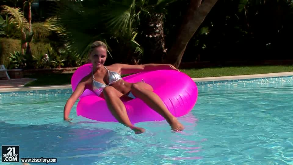 Neilla by the pool