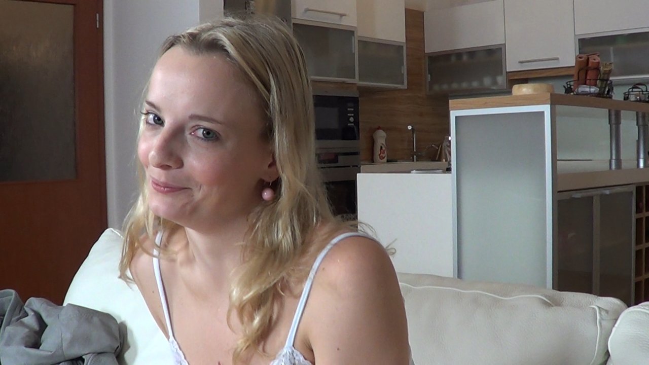 Nagging blondie