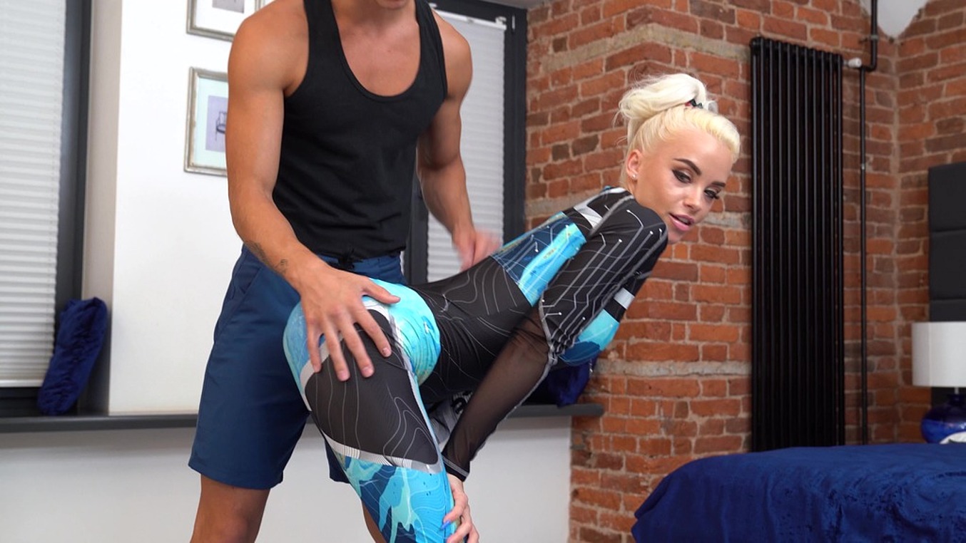 Fit Blonde Lara Frost Enjoys a DP at Fitness Coaches Flat GP2119